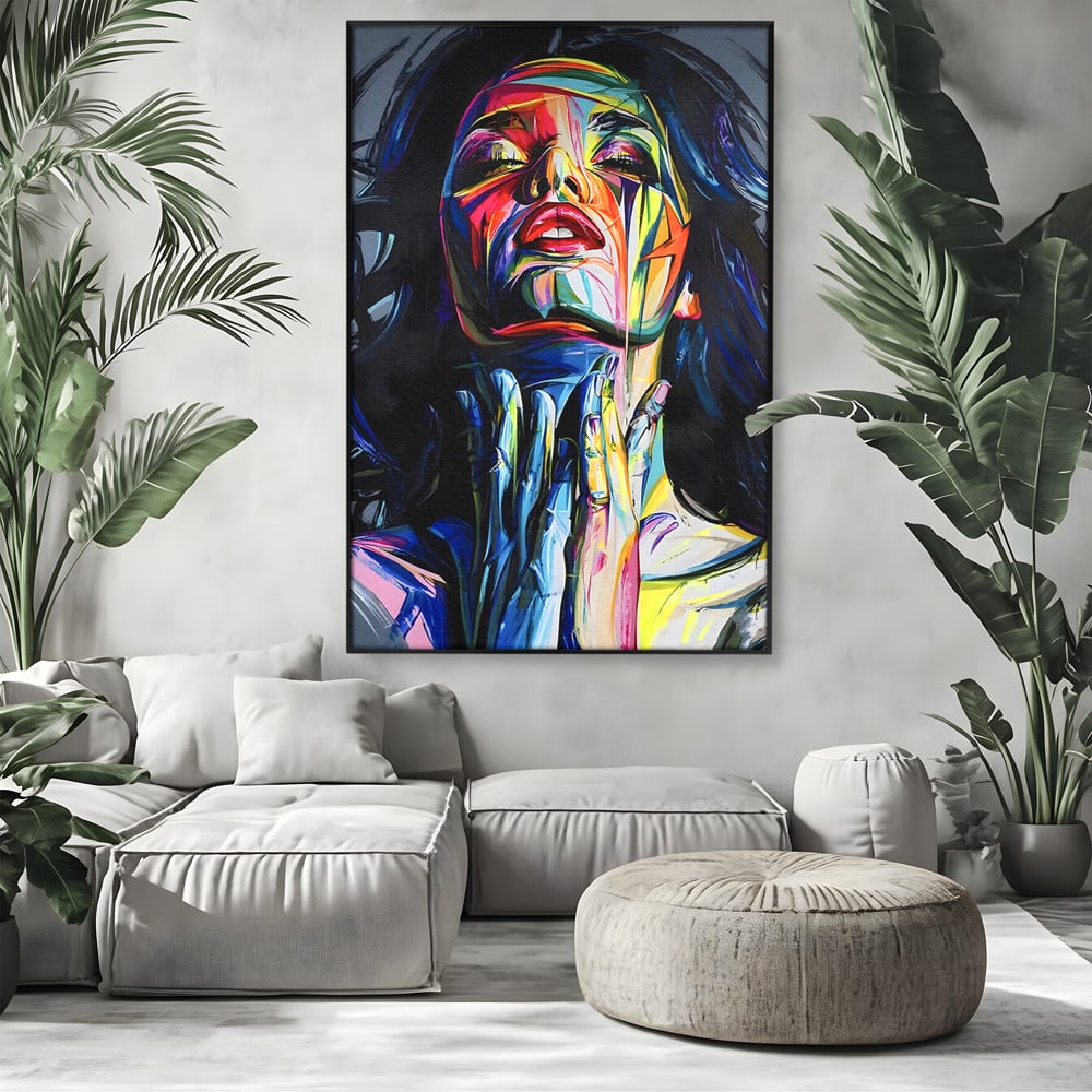 Tablou canvas cu tablou canvas cu femeie stilizata, in rama de aluminiu negru, pe perete intr-un living